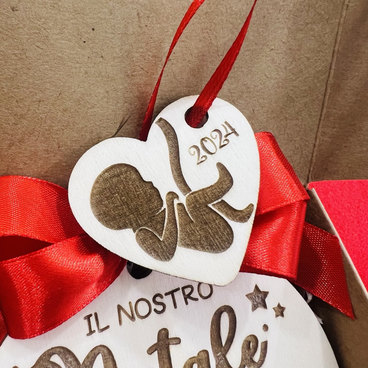 ORNAMENTO DI NATALE PER ALBERO IN LEGNO CON DEDICA DOLCE ATTESA