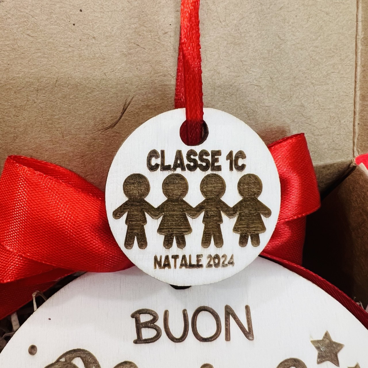 ORNAMENTO DI NATALE PER ALBERO IN LEGNO CON DEDICA PER MAESTRA