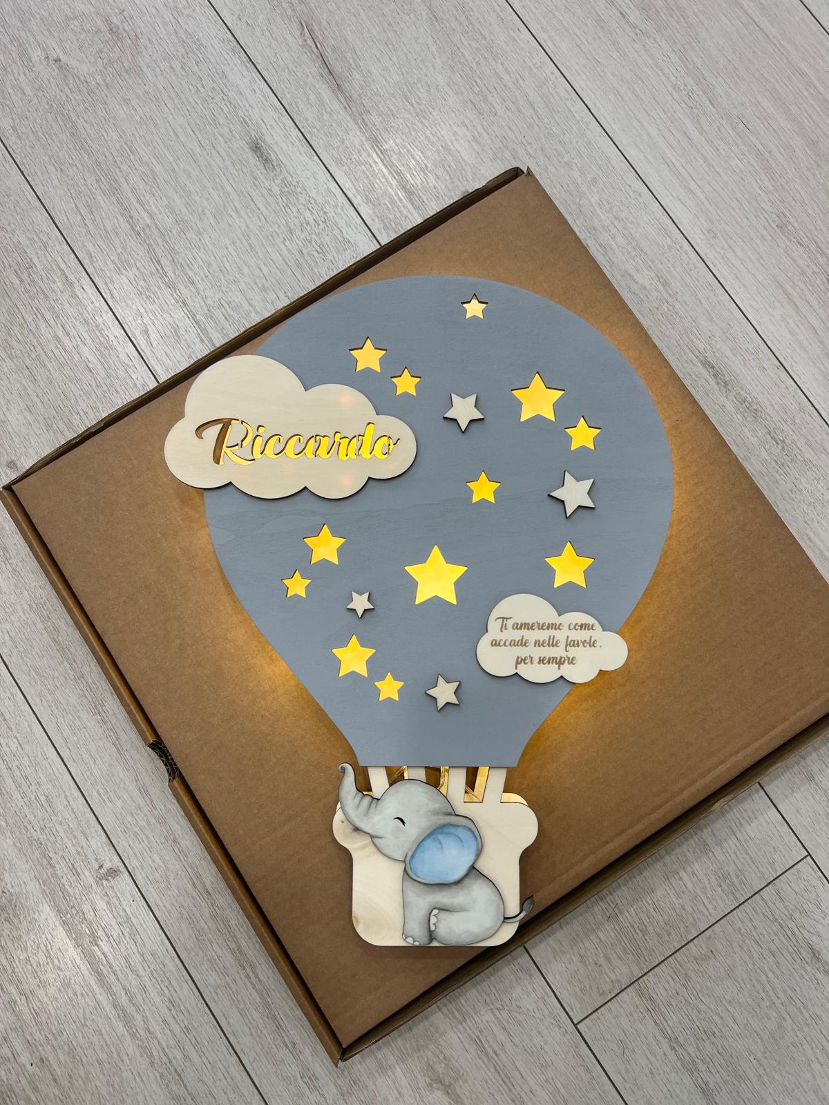 LAMPADA IN LEGNO GRIGIA PERSONALIZZATA CON NOME DEDICA E PERSOAGGIO ELEFANTE