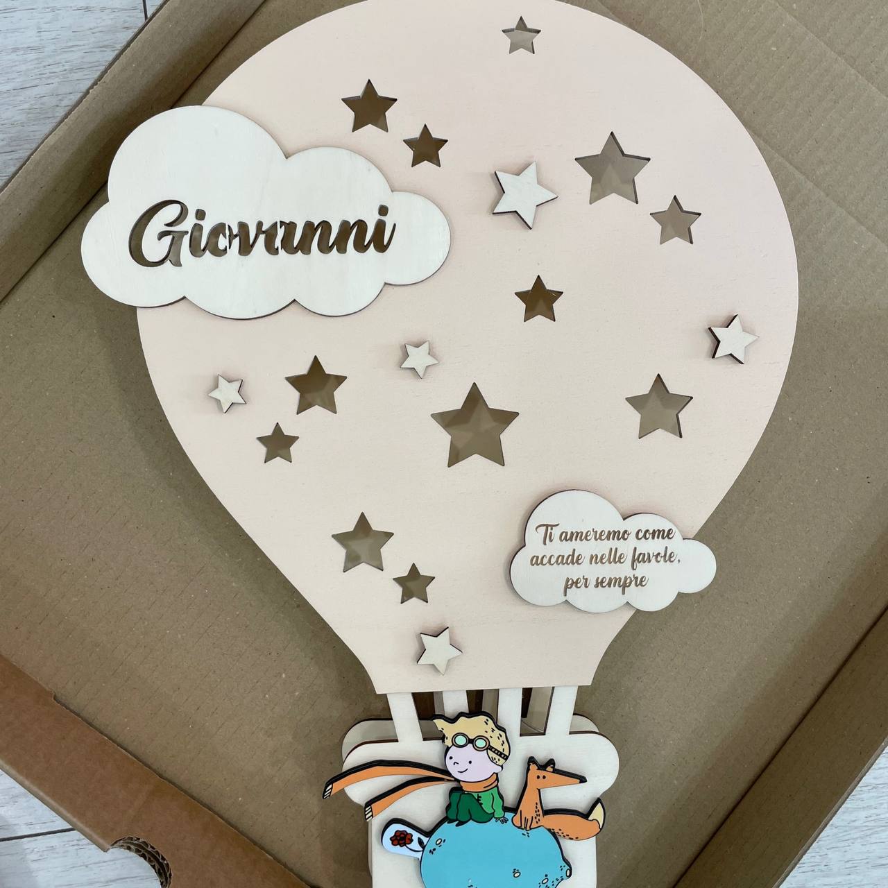 LAMPADA IN LEGNO PERSONALIZZATA BEIGE CON NOME DEDICA E PERSONAGGO