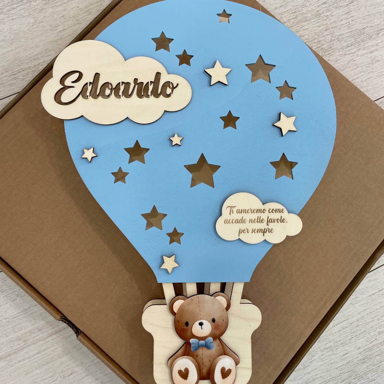 LAMPADA IN LEGNO PERSONALIZZATA CELESTE CON NOME DEDICA E PERSONAGGO