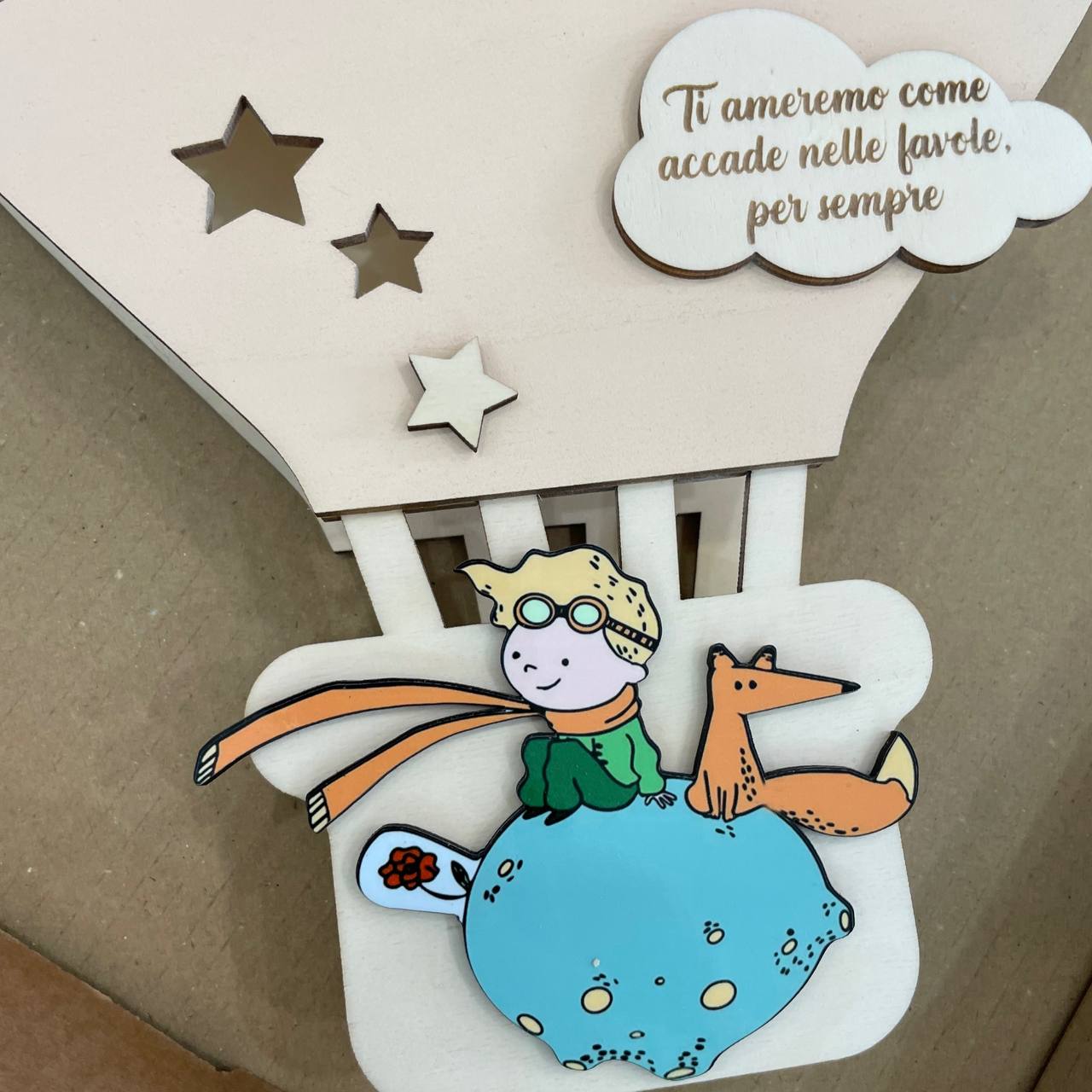 LAMPADA IN LEGNO PERSONALIZZATA BEIGE CON NOME DEDICA E PERSONAGGO