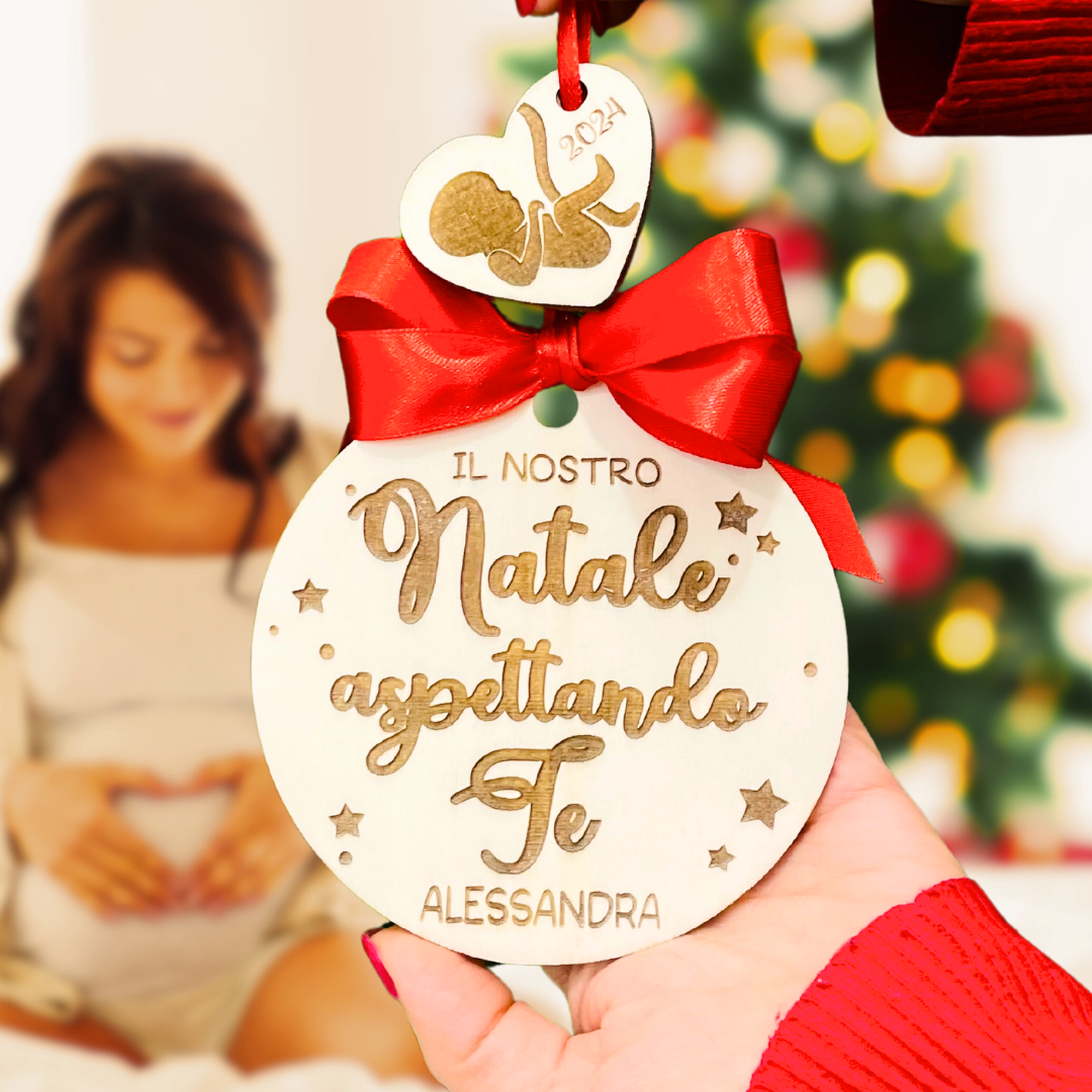 ORNAMENTO DI NATALE PER ALBERO IN LEGNO CON DEDICA DOLCE ATTESA