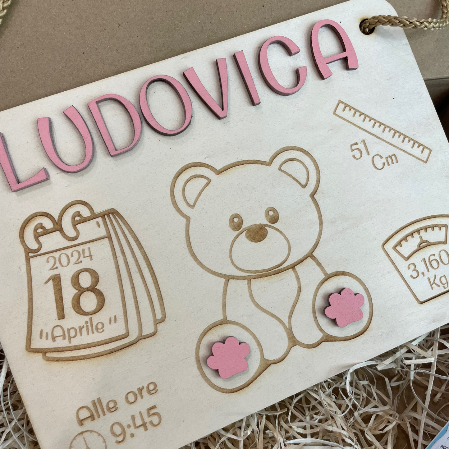 CARTELLO NASCITA IN LEGNO PERSONALIZZATO CON NOME ORSETTO PERSONAGGIO