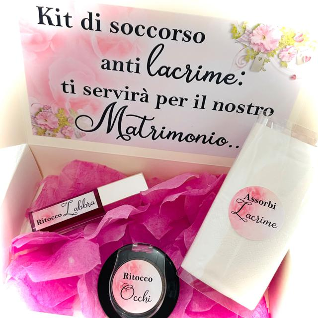 Box con trucchi e fazzolettini testimone