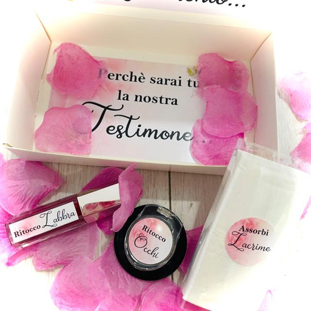 Box con trucchi e fazzolettini testimone