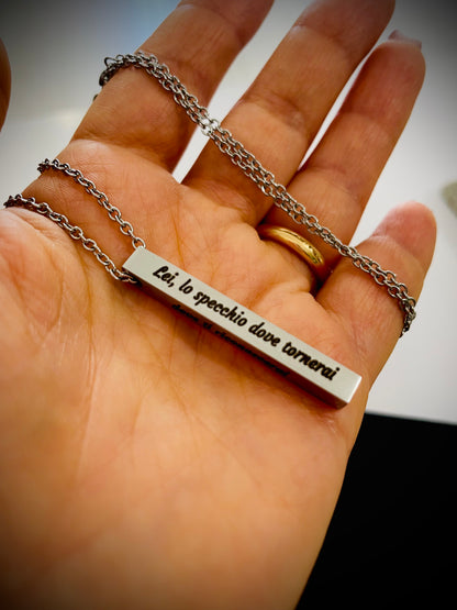 Collana personalizzata con pendente a barra.