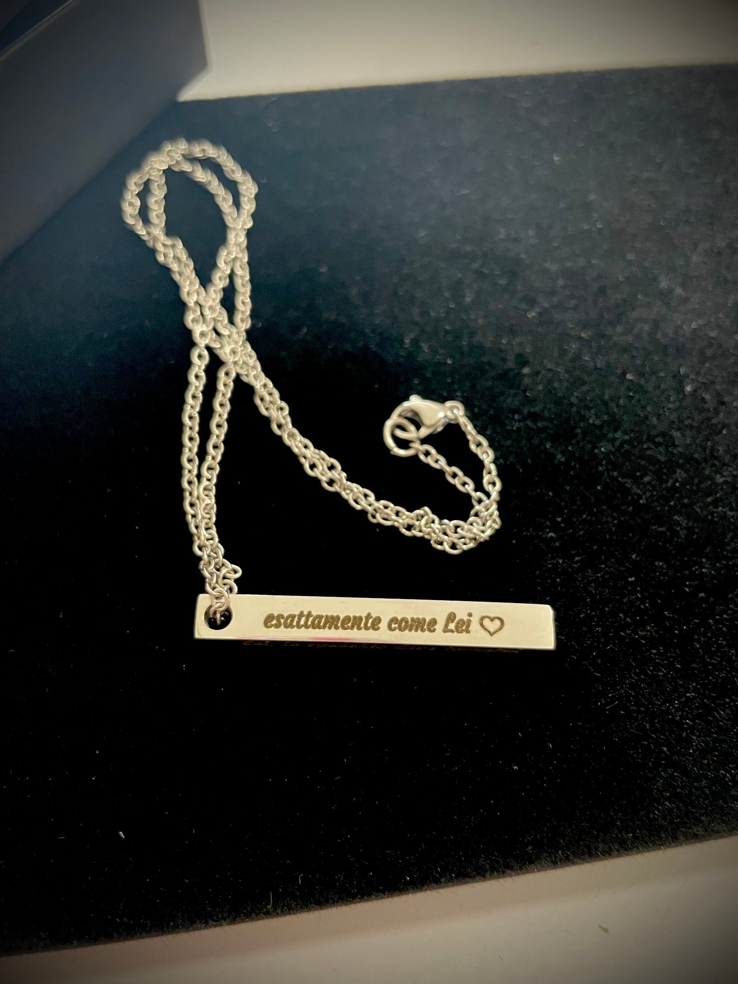 Collana personalizzata con pendente a barra.