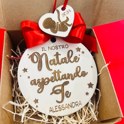 ORNAMENTO DI NATALE PER ALBERO IN LEGNO CON DEDICA  DOLCE ATTESA