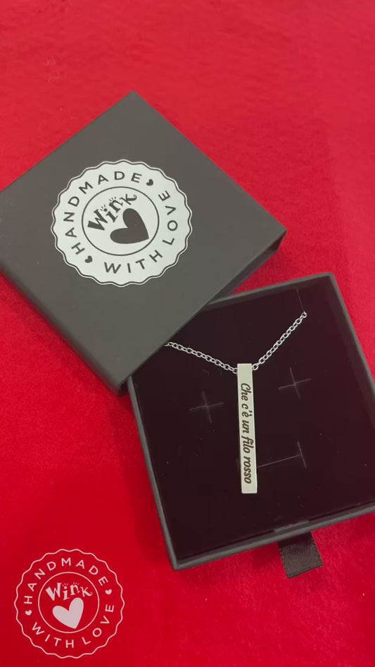 Collana personalizzata con pendente a barra.