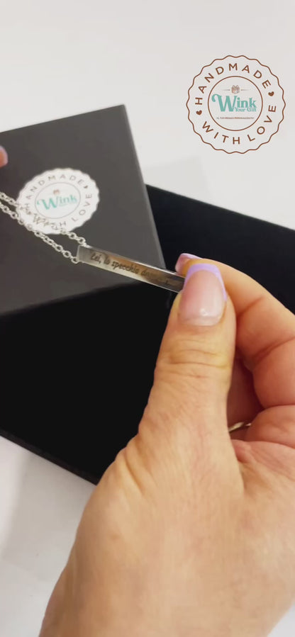 Collana personalizzata con pendente a barra.